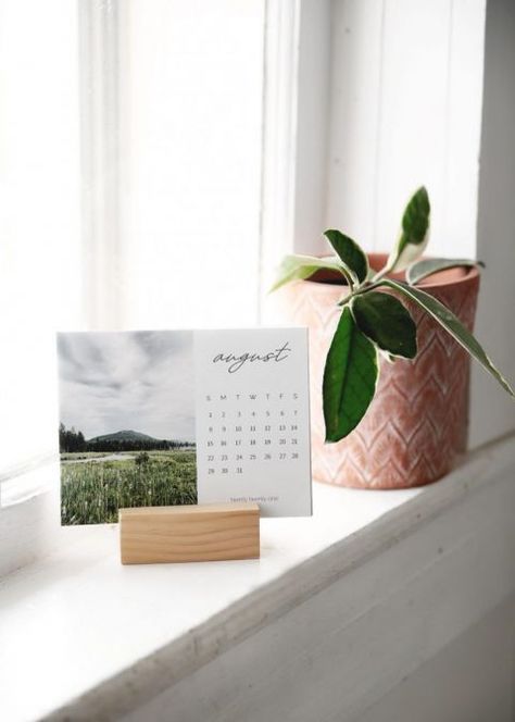 Customize and print this modern, minimal calendar with your own photos! Free download! #2021calendar #freedownload #photocalendar Calendar Photo, Calendar With Photos, Calendar Product Photography, Minimal Calendar, Best Printers, Cut Photo, Photo Calendar, 2021 Calendar, Print Calendar