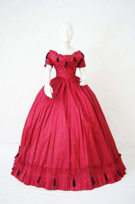 c. 1855 Reception dress in silk taffeta. Worn by Madame Huneeus (born Isidora Zegers Montenegro) Antebellum Dresses, 1850 Fashion, Historical Gowns, 1850s Fashion, 1860 Fashion, 1800s Fashion, Dress History, 19th Century Fashion, Old Dresses