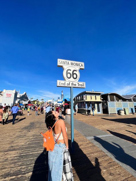 California Pier Santa Monica, Santa Monica Beach Outfits, Venice Beach Picture Ideas, Santa Monica Outfit Spring, Santa Monica Instagram Pictures, Santa Monica Picture Ideas, California Picture Ideas Los Angeles, Santa Monica Pier Picture Ideas, California Inspo Pics