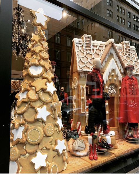 Christmas Store Displays, Christmas Shop Displays, Ideas Decoracion Navidad, Christmas Shop Window, Lights For Christmas, Gingerbread Christmas Decor, Christmas Window Display, Gingerbread House Decorations, Christmas Gingerbread House