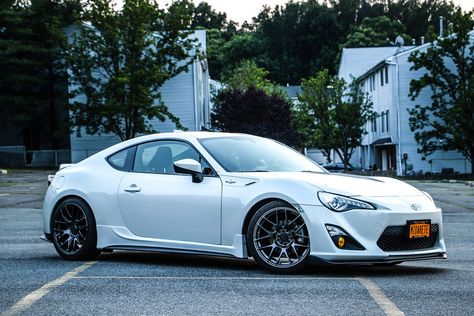 I like this one. A nice clean white 86 with some aggressive wheels and yellow foglights. Toyota 86 White, Toyota Gt86 Modified, Gt86 Modified, Gt 86, Cars Toyota, Scion Frs, Toyota Gt86, Toyota 86, Scion Tc