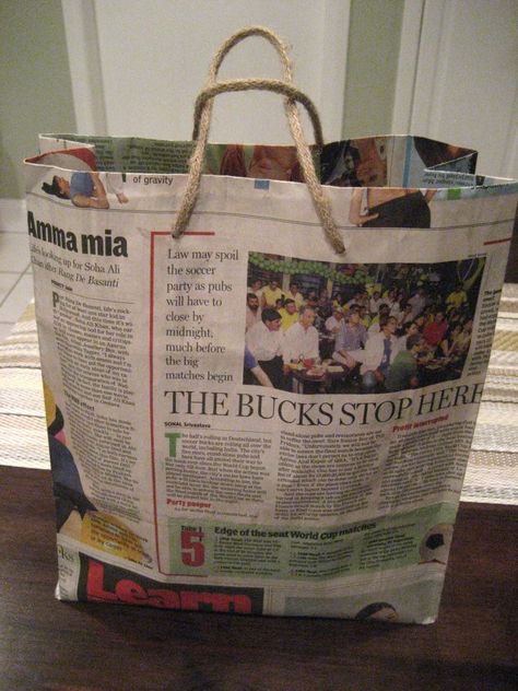 Newspaper Bags, Newspaper Crafts Diy, Diy Newspaper, Newspaper Crafts, Recycle Bag, Homemade Decor, Seni Origami, Upcycled Crafts, Recycled Crafts