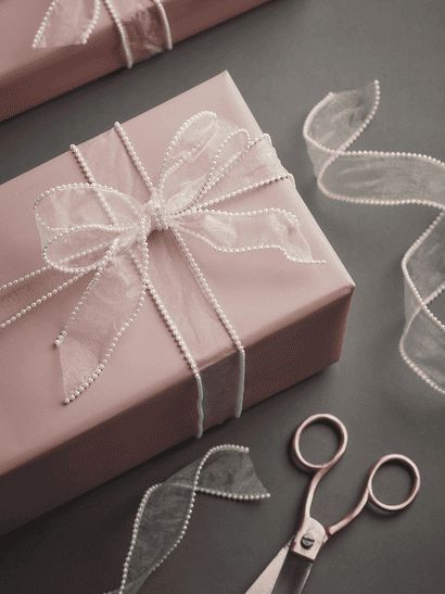 Pretty Gift Wrapping Ideas, Present Box, Christmas Gift Packaging, Gift Wrapping Inspiration, Pink Xmas, Gift Inspo, Wrapping Papers, Present Wrapping, Christmas Inspo