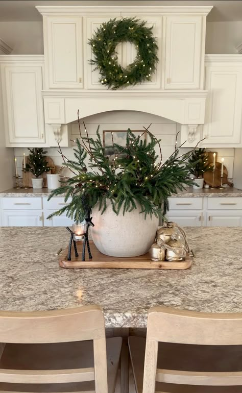 Amazon Christmas Decorations, Minimalist Tree, Pretty Christmas Decorations, Winter Decorating, Christmas Decor Inspiration, Christmas Kitchen Decor, White Christmas Decor, Christmas Inspo, Christmas Decorations Rustic