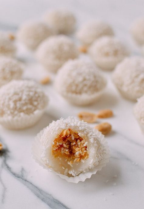 Peanut Mochi, Desserts Japonais, Vietnamese Dessert, Rice Desserts, Mochi Recipe, Woks Of Life, The Woks Of Life, Chinese Dessert, Woks