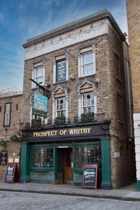 Facade of The Prospect of Whitby pub, London, UK. The Prospect of Whitby pub in Wapping, London oldest riverside pub stock images Wapping London, Brewery Decor, Travel 2024, British Pub, Old Pub, Old Buildings, London Uk, Editorial, Stock Images