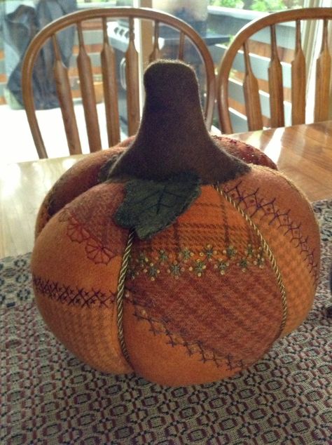 Timeless Traditions: Dawn Arrived Safely... Wool Pumpkins Diy, Wool Pumpkins, Patchwork Pumpkin, Wool Felt Projects, Fall Sewing, Wool Applique Patterns, Wool Quilts, Penny Rug, Autumn Decorating