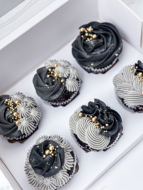 #cupcakes #blackcupcakes Black And White Wedding Cake With Cupcakes, Black Theme Cupcakes, Glitz And Glam Cupcakes, Black Cupcakes Wedding, Grey Cupcakes Ideas, Cupcake Decoration For Men, Black And Silver Birthday Cookies, Black White And Silver Cupcakes, Masculine Cupcakes Ideas