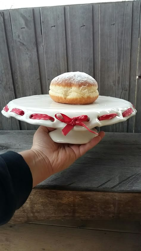 Cake Stand In Kitchen, Ceramic Cake Sculpture, Ceramics Cake Stand, Clay Cake Stand, Ceramic Cake Stand, Caramelized Banana, Cake Stand Ceramic, Popular Dessert, Clay Diy Projects