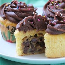 Chocolate Chip Cookie Dough + Cupcake = The BEST Cupcake. Ever. Cookie Dough Cupcake, Cupcakes Rellenos, Cupcake Receptek, Chocolate Chip Cookie Dough Cupcakes, Cookie Dough Cupcakes, Crunch Cake, Good Eat, Think Food, Chocolate Chip Cookie Dough