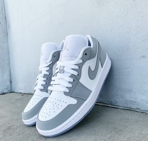 Jordan 1s Gray, Jordan 1s Low, Wolf Grey Jordans, Gray Nike Shoes, Styling Jordans, Casual Shoes Women Sneakers, Back To School Shoes, Nike Shoes Girls, Jordan Grey