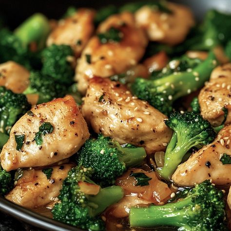 Looking for a nutritious, flavorful meal that’s easy to prepare and sure to please your family? Garlic Chicken with Broccoli… Garlic Chicken With Broccoli And Spinach, Garlic Chicken And Broccoli, Garlic Chicken With Broccoli, Quick Dinner Options, Chicken With Broccoli, Healthy Plant Based Recipes, Tender Chicken Breast, Spinach Recipes, Frozen Vegetables