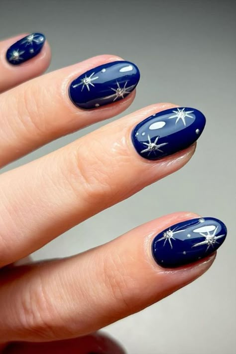 Navy blue nails adorned with silver stars by @nicolarose_beauty offer a distinct allure, radiating a unique and sophisticated vibe that sets them apart from their golden counterparts. Don't miss out on the ultimate navy blue nail inspiration! Head to Nailustrous now to explore our latest article showcasing the best 25 Navy Blue Nails design ideas. Blue Nails Design Ideas, Blue Nail Inspiration, Navy And Silver Nails, Blue Nails Design, Navy Nails Design, Navy Blue Nail Designs, Blue Nail Design, Sliver Nails, Blue Prom Nails