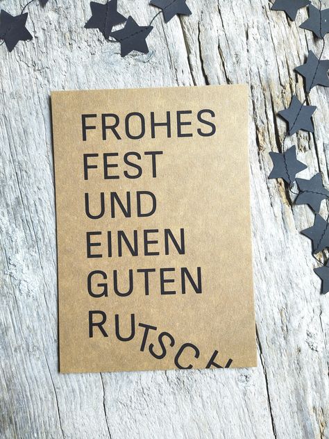 Frohes Fest und einen guten Rutsch superschöne klimaneutral gedruckte Weihnachts-Postkarte mit Weihnachtswald stabiler Kraftkarton Bitte beachte einen Mindestbestellwert von 5 EUR, Danke! Auf dem dritten Artikelfoto seht ihr alle aktuellen Kraftkartonkarten. In diesem Angebot ist nur die Klingglöckchen-Karte vom 1. und 2. Foto. © www.frieda-werkstattladen.de 2021 Hinweise: Alle Rechte vorbehalten. Die gezeigten Entwürfe, verwendeten Texte, Bilder und Grafiken unterliegen dem Urheberrecht. Jeglic Condolence Card, Graphics Layout, Christmas Card Design, Christmas Mood, Lets Celebrate, Xmas Cards, Diy Cards, Christmas Party, Happy New Year