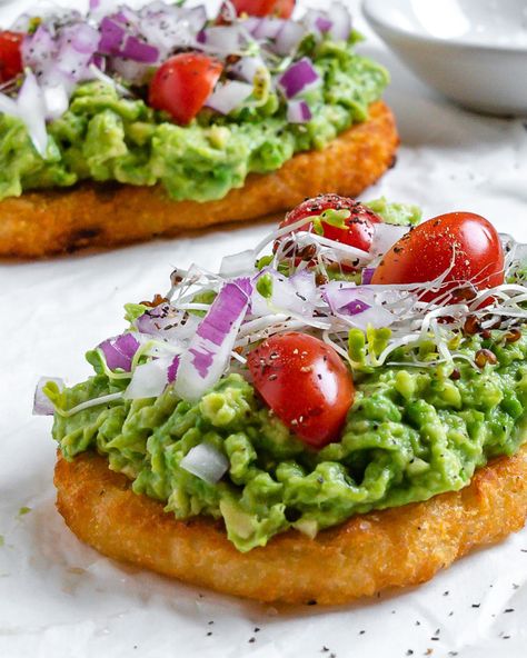 Avocado Hashbrown, Hashbrown Toast, Avocado Toast Recipe, Hashbrown Recipes, Vegan Bacon, Avocado Breakfast, Smashed Avocado, Toast Toppings, Veggie Burgers