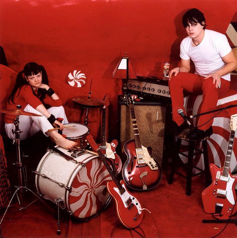 White Stripes Band, Meg White, Seven Nation Army, Ukulele Tabs, Striped Art, Ukulele Chords, White Blood Cells, The White Stripes, Heavy Metal Music