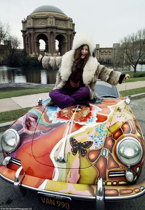 A laughing Janis Joplin in a snap taken by legendary photographer Jim Marshall Janis Joplin Style, Janis Joplin Porsche, Velvet Bell Bottoms, Jim Marshall, Beau Gif, Rock & Roll, Mode Hippie, Music Photographer, Estilo Hippie