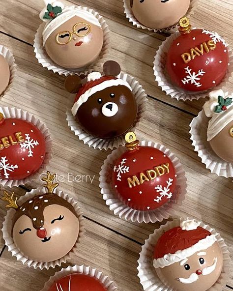 Coco Bombshell, Christmas Hot Cocoa Bomb Decorations, Halloween Hot Cocoa Bombshell, Chocolate Melts, Xmas Chocolate Ideas, Christmas Dipped Treats, Chocolates Aesthetic, Chocolate Christmas, Hot Cocoa Bombshell