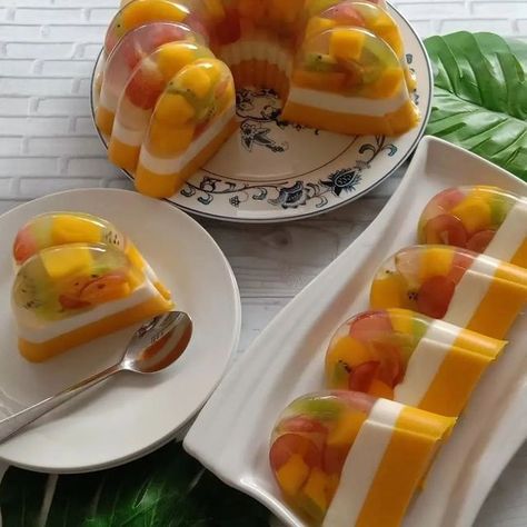 Puding Mangga, Sistem Pencernaan, Jelly Desserts, Amazing Food Decoration, Jello Recipes, Salad Recipes For Dinner, Sweet Recipes Desserts, Pudding Desserts, Food Displays