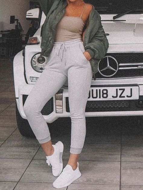 Grey Trackies Outfit, Grey Sweat Pants Outfit, Sweatpants Outfit Girl, Gray Joggers Outfit, Trackies Outfit, Gray Sweatpants Outfit For School, Simplistic Outfits, How To Style Grey Sweatpants, Grey Joggers Outfit