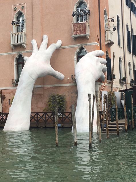 Italian sculptor Lorenzo Quinn’s massive new sculpture, 'Support,' is a stark warning on the impact of rising sea levels. Lorenzo Quinn, Italian Sculptors, Venice Canals, Wow Art, Art Installations, Land Art, Public Art, Artsy Fartsy, Art Sculpture