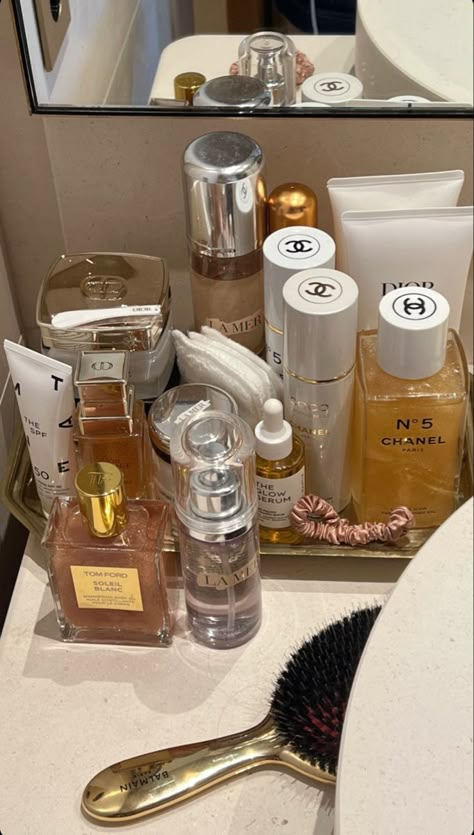 Perfume Lover, Classy Aesthetic, Luxury Makeup, Dolce E Gabbana, Beauty Skin Care Routine, Beauty Favorites, Perfume Collection, Makeup Skin Care, Beauty Secrets