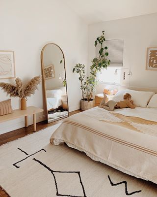 boho master bedroom decorating neutral decor and plants Neutral Room Decor, Small Bedroom Layout, Bedroom Arrangement, Small Room Design, Bedroom Layouts, Small Room Bedroom, Room Inspiration Bedroom, Room Ideas Bedroom, Bedroom Themes