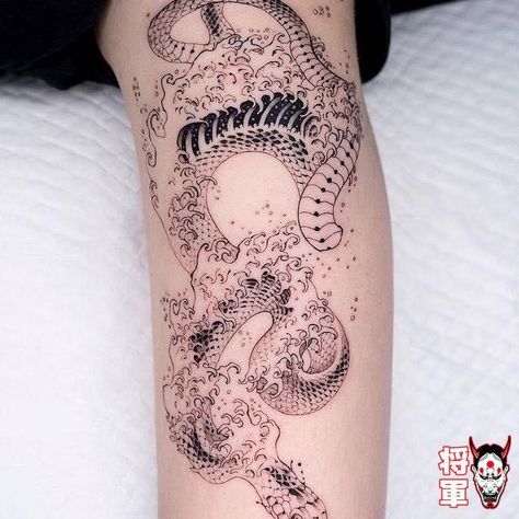 Japanese animals are often associated with Japanese Shinto deities, also called: Kami. The most famous are the Kitsune fox, the Tsuru crane, the Koi carp, Dragon and tiger. Each mythological animal has its own meaning. We can see these Japanese motifs represented in the Japanese art of traditional tattooing: Irezumi. But also embroidered on traditional Japanese clothes or streetwear: kimono, sukajan, haori, jinbei etc... #irezumi #tattoo #animals Kami Japanese, Asian Mythology, Yamata No Orochi, Water Snake, Japanese Legends, Japanese Animals, Japanese Dragon Tattoo, Land Of The Rising Sun, Hand Of The King