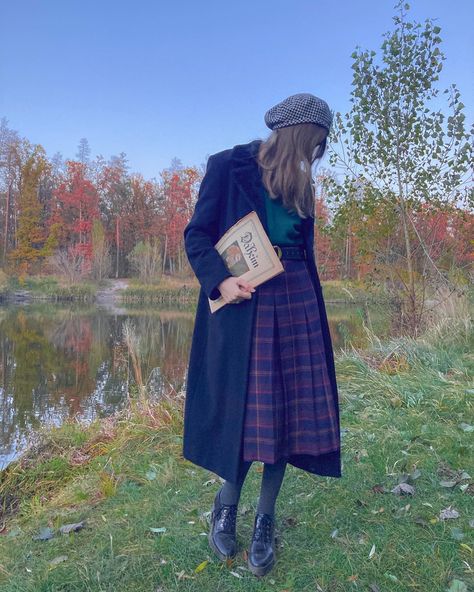 Purple Dark Academia Outfit, Dark Academia Mid Size, Librarian Outfit Aesthetic, Outfits Aesthetic Dark, Colorful Academia Aesthetic, Witchy Academia Outfit, Autumn Aesthetic Dark, Romantic Academia Aesthetic Outfit, Dark Academia Outfit Women