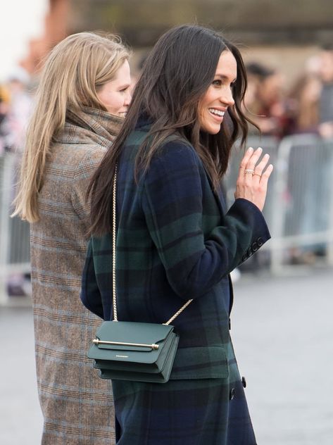 Meghan Markle Wearing the Strathberry East/West Leather Crossbody Bag Τσάντες Louis Vuitton, Crossbody Bag Outfit, Princ Harry, Burberry Coat, Favorite Handbags, Trendy Swimwear, Edinburgh Scotland, Interior Wall, Classic Mini