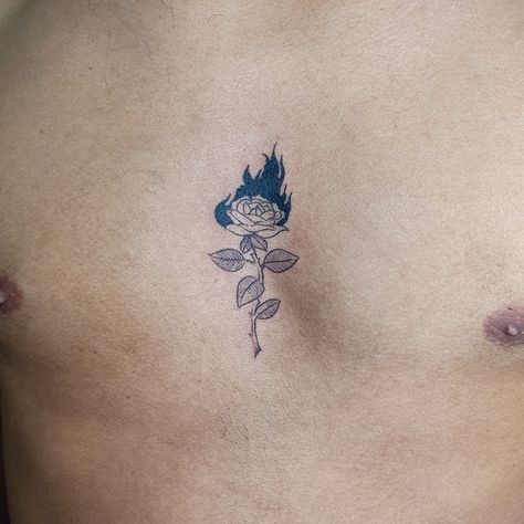 Uma tatoo Rosa fine-line detalhada com traços finos Fine Line, Leaf Tattoos, Maple Leaf Tattoo, Tattoos