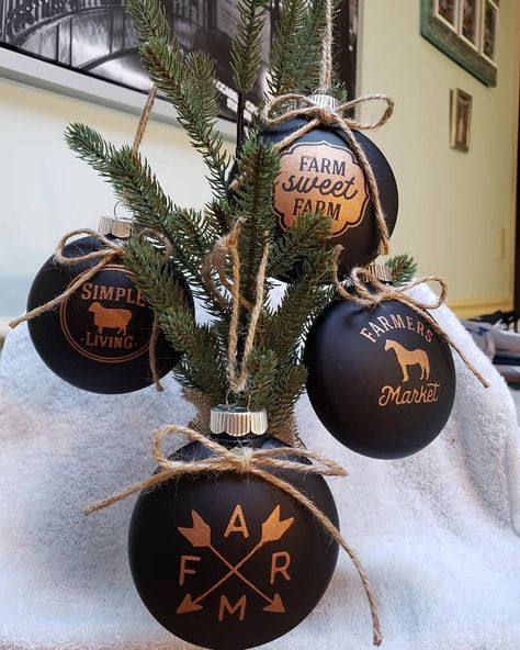 These are adorable ornaments using Chalk Couture mini transfers! Farm Ornaments Diy, Chalk Couture Christmas Ideas, Chalk Couture Ideas Christmas, Chalk Ornaments, Chalk Couture Christmas, Chalk Couture Ideas, Farm Ornaments, Chalking Ideas, Western Christmas Tree