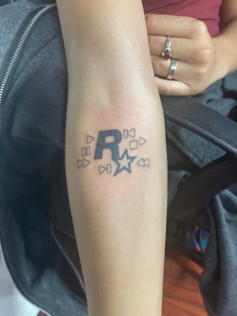 Rockstar Logo Tattoo, Rockstar Tattoos Guys, Gta 5 Tattoo Ideas, Wasted Tattoo Gta, Gta 5 Tattoo, Gta Stars Tattoo, Gta Tattoo Design, 2000s Tattoos Men, Gta Tattoo Ideas