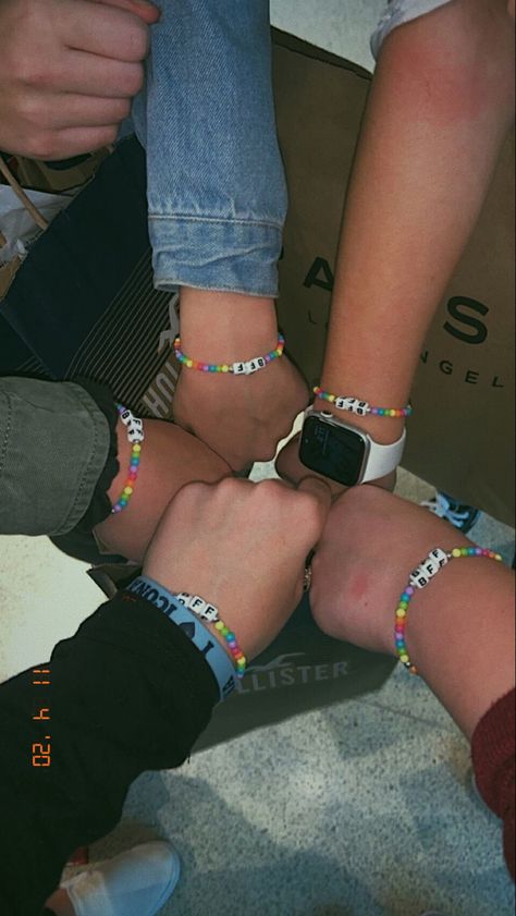 Matching Bracelets For 5 Friends, Matching Bracelets For 4 Best Friends, Matching Friendship Bracelets Aesthetic, Friendship Bracelets For 4 Friends, Friend Group Bracelets, Friendsgiving Sleepover, Matching Bracelets For 4 Friends, How To Make Braclets, Matching With Friends