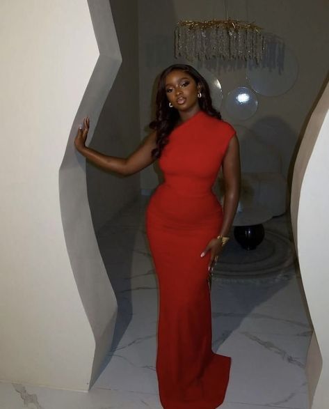 Poses For Pictures Instagram Long Dress, Red Dress Birthday Photoshoot, Formal Dress Poses, Elegant Photoshoot Ideas Classy, Red Dress Photoshoot Ideas, Dinner Gown Ideas, Classy Birthday Shoot Ideas, Classy Birthday Outfits, Birthday Dinner Outfit Classy