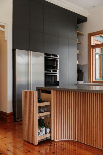 3 Contemporary Kitchen Islands With Timber Accents | Houzz AU Mid Century Modern Kitchen Island, Awkward Kitchen, Modern Kitchen Design Trends, Modern Kitchen Trends, Midcentury Kitchen, Mcm Kitchen, Timber Slats, Beach House Kitchens, Space Craft