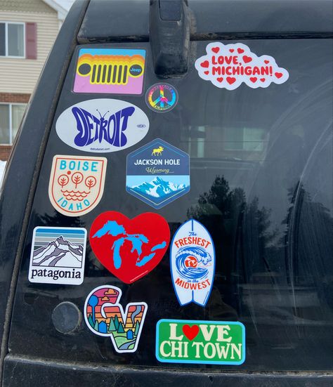 Car Sticker Aesthetic, Car Exterior Decorations, Beachy Car Decor, Car Stickers Aesthetic, Hippie Car, Car Things, Girly Car Accessories, Car Deco, Girly Car