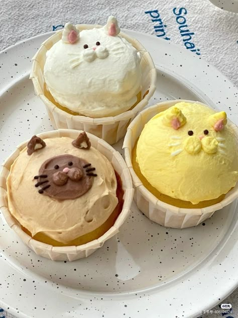 Cat Desserts, Aesthetic Sweets, Dessert Aesthetic, Gourmet Sweets, Dessert Art, Yummy Bites, Pastel Cupcakes, Cat Cupcakes, Baked With Love