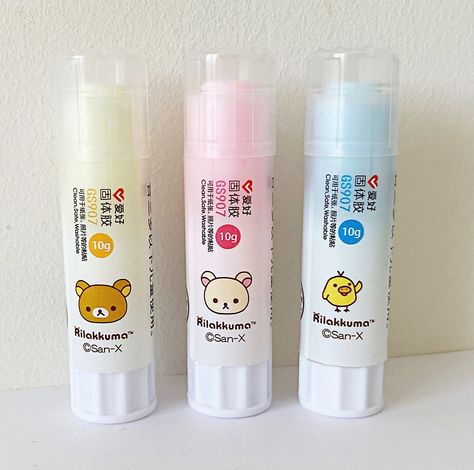 Coloured glue sticks featuring Rilakkuma. 10g. Awesome, cute and handy! 1 supplied in the character of your choice. ꒰ *ᴗ*꒱ Thank you for your interest (˃ᴗ˂) ♥ free shipping when you treat yourself to £10 worth of goodies! ♥ surprise freebie with every order!  ♥ parcels packed n posted asap!  ♥ lots more good stuff added all the time! Glue Stick Aesthetic, Aesthetic Glue Stick, Cute Sanrio Things To Buy, Cute Glue Stick, Cute Things For School, Rilakkuma Stationary, Rilakkuma Korilakkuma, Cute Stationary School Supplies, Office Stationary