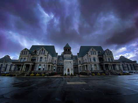 The Ohio State Reformatory is an impressive prison where some 154,000 prisoners passed through, it is also extremely haunted. Hope Lupin, Ohio State Reformatory, Haunted Prison, The Long Dark, Mood Bored, Nyc Fits, Day Trip Ideas, The Shawshank Redemption, Midwest Emo