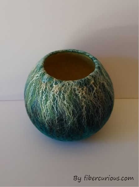 How To Wet Felt Bowls, Wet Felting Bowls, Needle Felting On Styrofoam Balls, Felted Bowls Tutorial, Felted Basket Pattern, How To Make A Felted Bowl, Needle Felted Bowls Tutorials, Wet Wool Felting, Felt Basket On A Ball