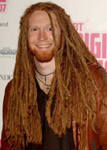 Newton Faulkner...This guy is a ginger and he has dread locks. Seriously the coolest person I've ever seen, and his music is really good too. White Dreads, Dreadlocks Men, Nappy Hair, Ginger Men, Dreadlock Hairstyles For Men, Dreadlock Hairstyles, Long Hair Styles Men, Redheads, Music Bands