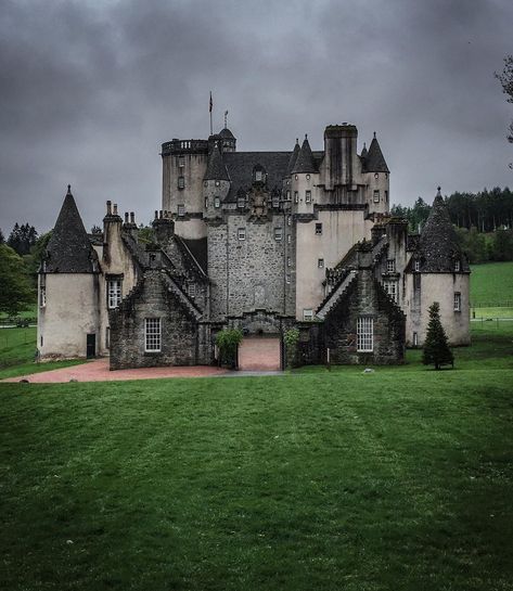 Castle Fraser, Casterly Rock, Castle Fortress, Castles In Europe, Castle Building, Visit Edinburgh, Old Abandoned Houses, Castles Of The World, Castle Scotland