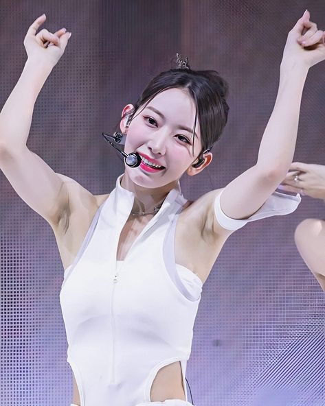 Armpit Girl, Kpop Armpit, Armpit Whitening, Academia Aesthetic Outfit, Seductive Pose, Dark Armpits, Hot Kpop, Woman Silhouette, Korean Idol