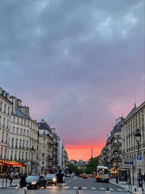 Pink sky - Eiffel tower Summertime In Paris, City Aesthetics, French Life, Random Photos, Pretty Pictures, Times Square, Mood Board, Street View, Dream House