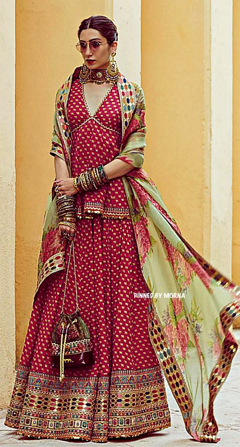 Chundri Dresses Ideas, Sabyasachi Sharara, Dresses Anarkali, Sabyasachi Mukherjee, Indian Outfits Lehenga, Casual Indian Fashion, Blouse Designs Indian, Traditional Indian Outfits, Indian Dresses Traditional