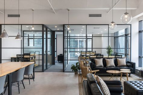 Modern Office Design Inspiration, Office Design Concepts, Photography Studio Spaces, Coworking Space Design, Commercial And Office Architecture, Cool Office Space, Office Design Inspiration, Modern Office Space, Modern Office Interiors