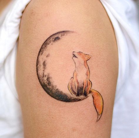 Fox tattoo Small Fox Tattoo, Fox Tattoo Design, Kunst Tattoos, Geniale Tattoos, Fox Tattoo, Temp Tattoo, Foot Tattoos, Skin Art, Piercing Tattoo