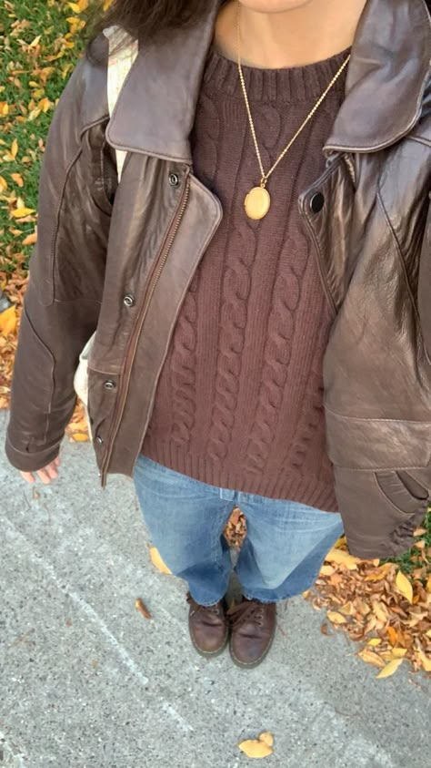 Rory Gilmore Leather Jacket, Rory Gilmore Brown Jacket, Rory Makeup, Vintage Brown Leather Jacket Outfit, Brown Knit Sweater Outfit, Rory Gilmore Jacket, Sweater Autumn Outfit, Rory Gilmore Sweater, Gilmore Sweater