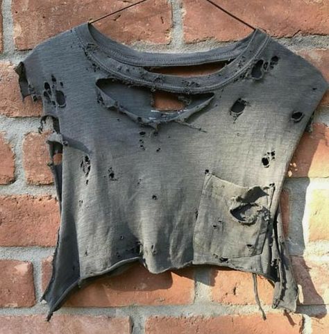 Distressed Outfit, Ladies Crop Top, Diy Cut Shirts, Ropa Upcycling, Ripped Shirts, Crop Top Summer, Diy Vetement, Diy Clothing, Cyberpunk 2077